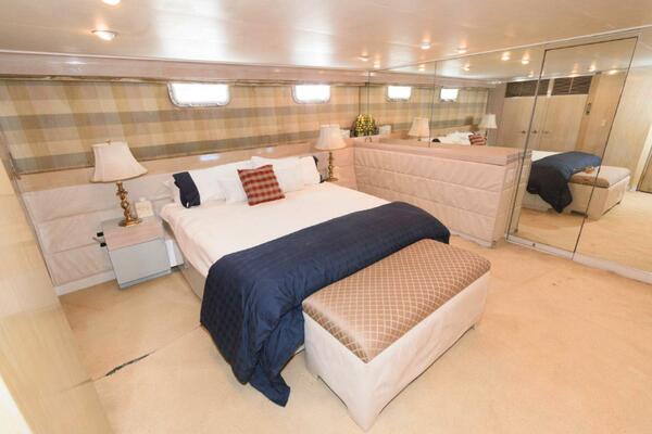 LIQUIDITY 102ft Broward Yacht For Sale