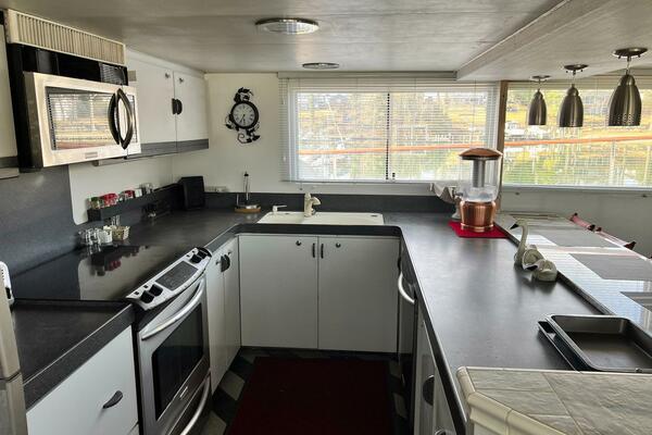 LIQUIDITY 102ft Broward Yacht For Sale