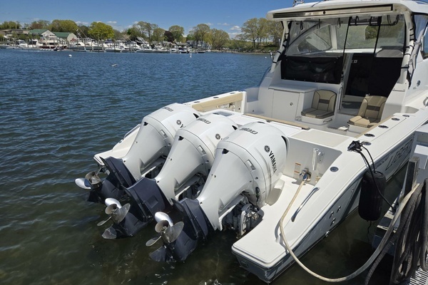 2019 Pursuit 35