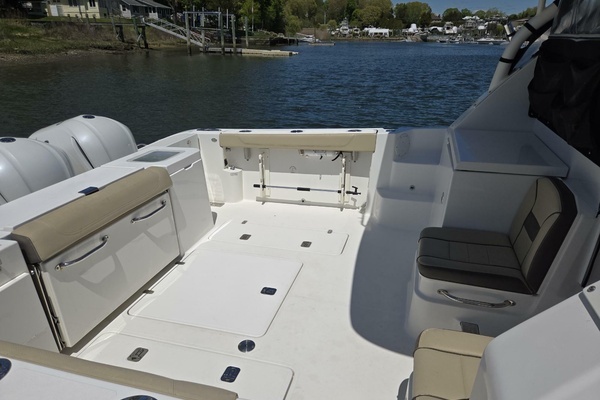 2019 Pursuit 35