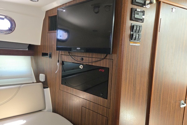 2019 Pursuit 35