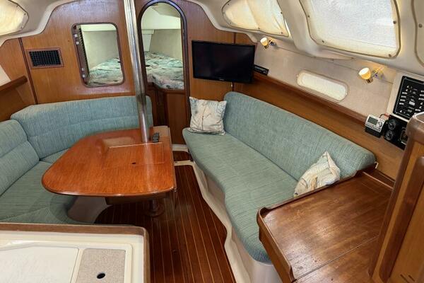 Treinta y Tres 33ft Hunter Yacht For Sale