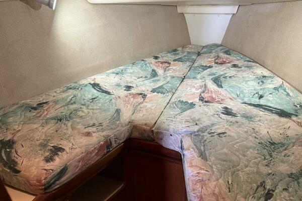 Treinta y Tres 33ft Hunter Yacht For Sale