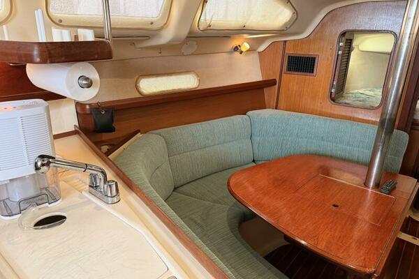 Treinta y Tres 33ft Hunter Yacht For Sale