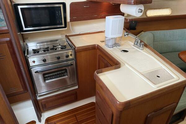 Treinta y Tres 33ft Hunter Yacht For Sale