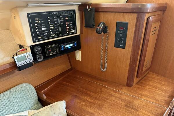 Treinta y Tres 33ft Hunter Yacht For Sale