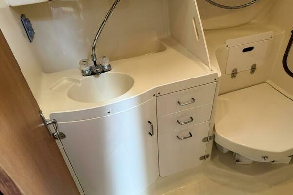 Treinta y Tres 33ft Hunter Yacht For Sale