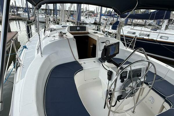Treinta y Tres 33ft Hunter Yacht For Sale
