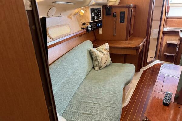 Treinta y Tres 33ft Hunter Yacht For Sale