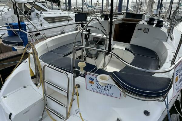 Treinta y Tres 33ft Hunter Yacht For Sale
