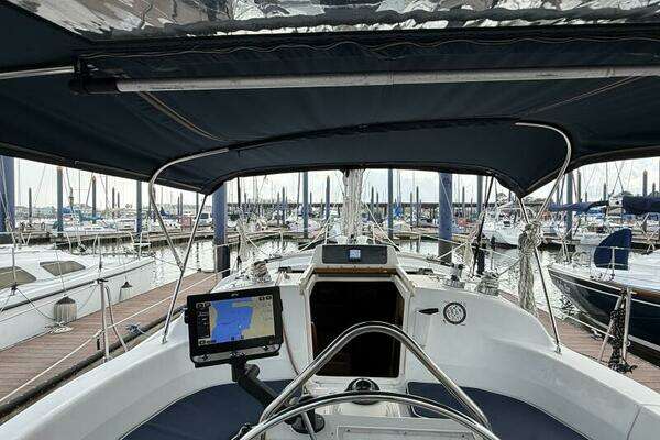 Photo of the 1997 Hunter 336 "Treinta y Tres"
