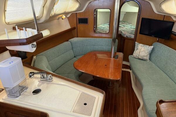 Treinta y Tres 33ft Hunter Yacht For Sale