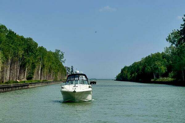 Photo of the 2006 Sea Ray 320 Sundancer