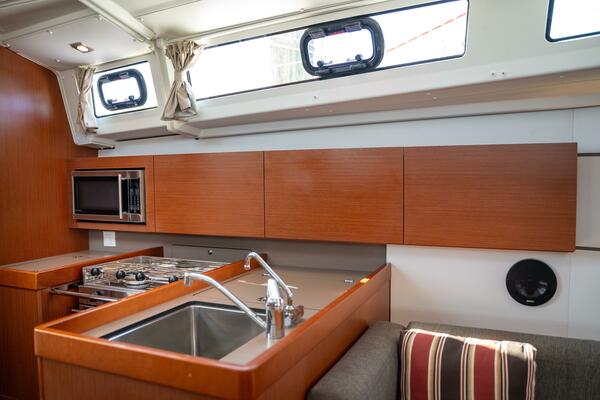 Fine Tuned 38ft Beneteau Yacht For Sale