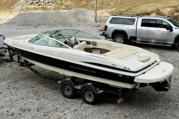 22ft Maxum Yacht For Sale