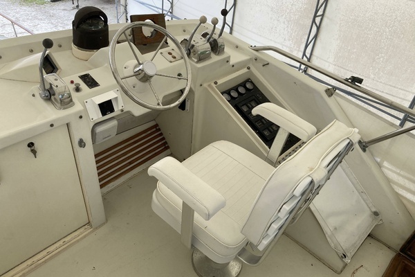 Photo of the 1972 Chris-Craft Commander Flush Deck "Moonriver"