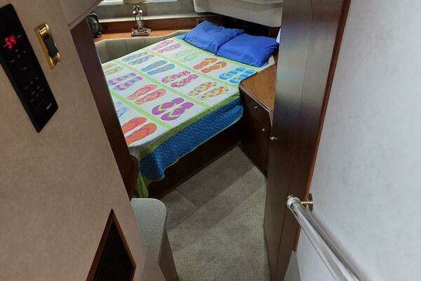 2000 Cruisers Yachts 44