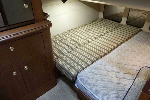 2000 Cruisers Yachts 44