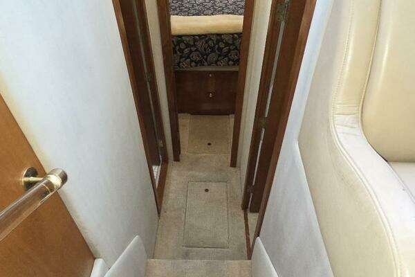 2000 Cruisers Yachts 44