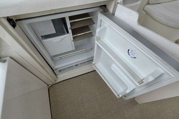 2000 Cruisers Yachts 44