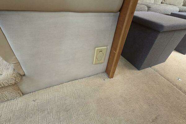 2000 Cruisers Yachts 44