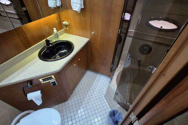 2000 Cruisers Yachts 44