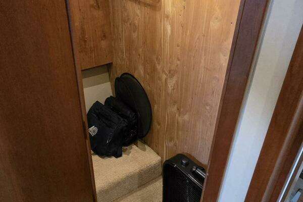 2000 Cruisers Yachts 44