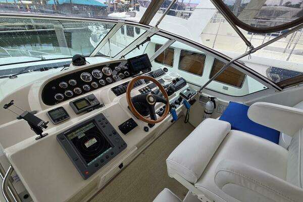2000 Cruisers Yachts 44