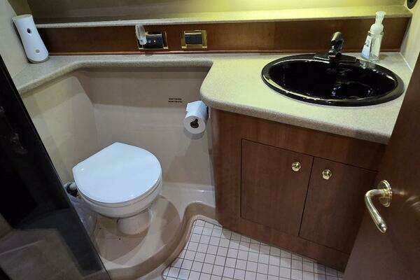 2000 Cruisers Yachts 44