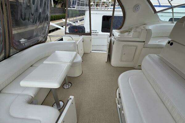 2000 Cruisers Yachts 44