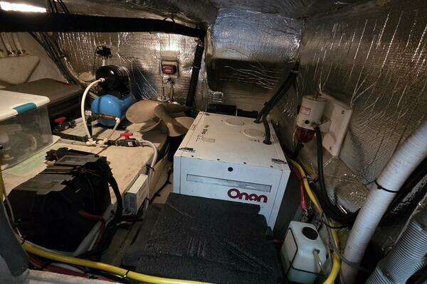 2000 Cruisers Yachts 44