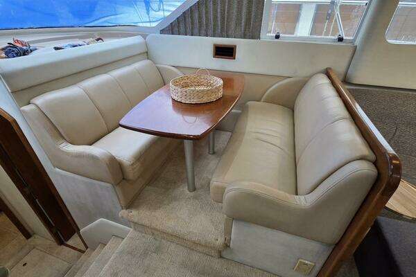 2000 Cruisers Yachts 44