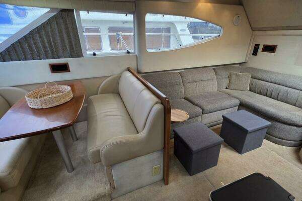 2000 Cruisers Yachts 44