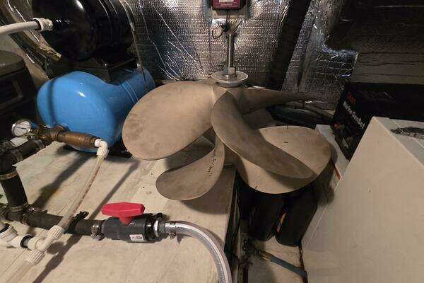 2000 Cruisers Yachts 44