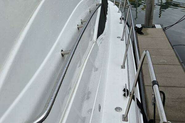 2000 Cruisers Yachts 44