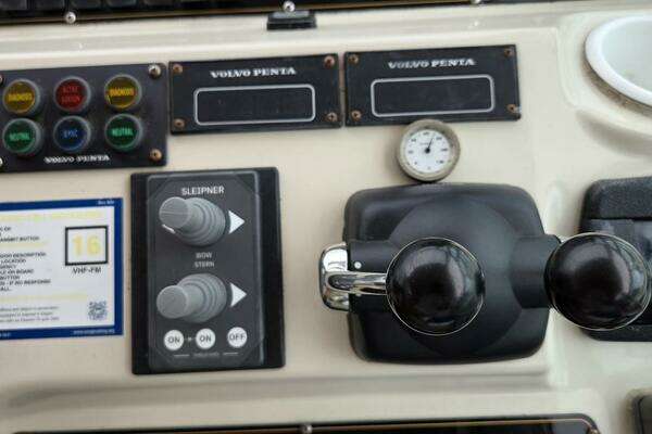 2000 Cruisers Yachts 44