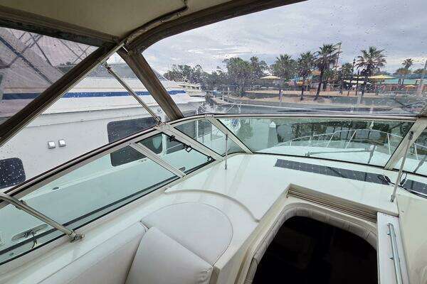 2000 Cruisers Yachts 44