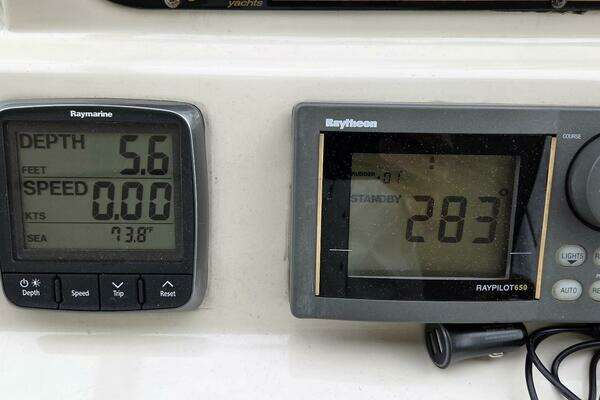 2000 Cruisers Yachts 44