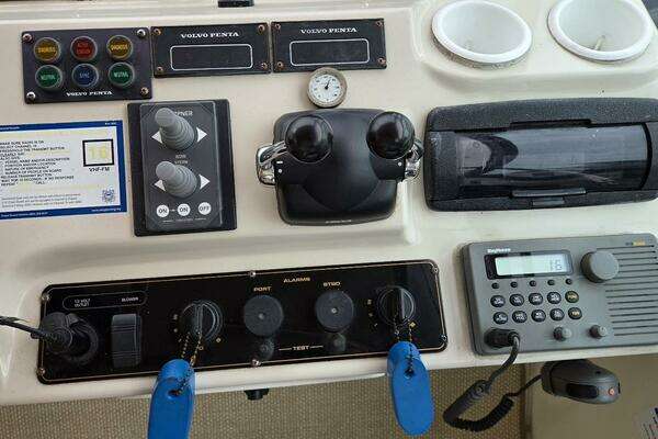 2000 Cruisers Yachts 44