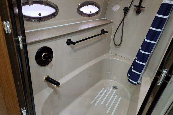 2000 Cruisers Yachts 44