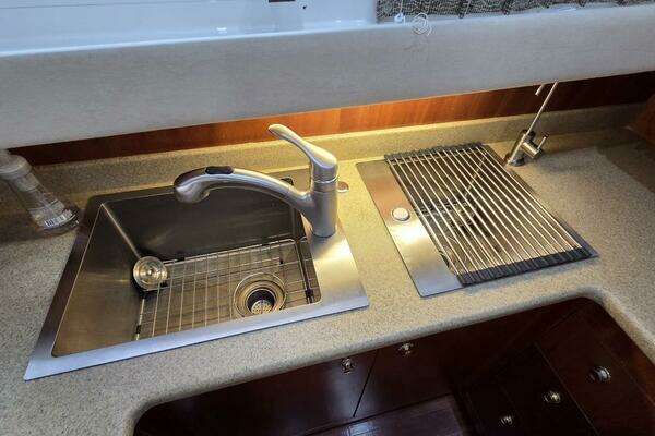 2000 Cruisers Yachts 44