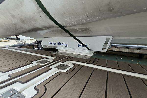 2000 Cruisers Yachts 44