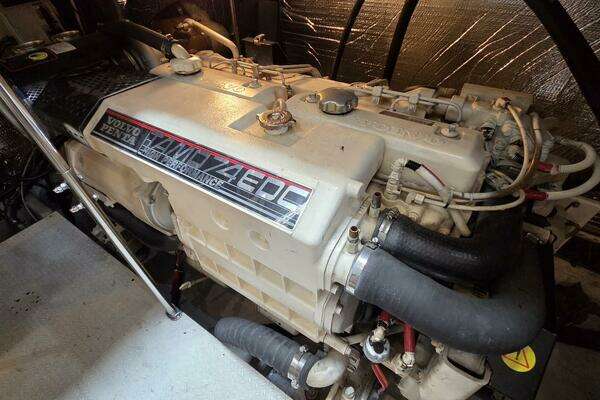 2000 Cruisers Yachts 44