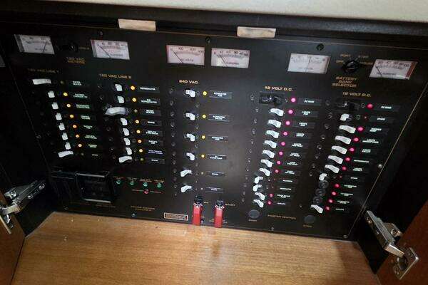 2000 Cruisers Yachts 44