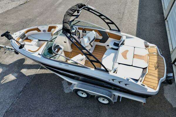 Photo of the 2023 Chaparral 21 SSi Ski & Fish