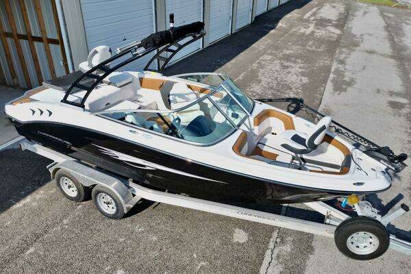 Photo of the 2023 Chaparral 21 SSi Ski & Fish