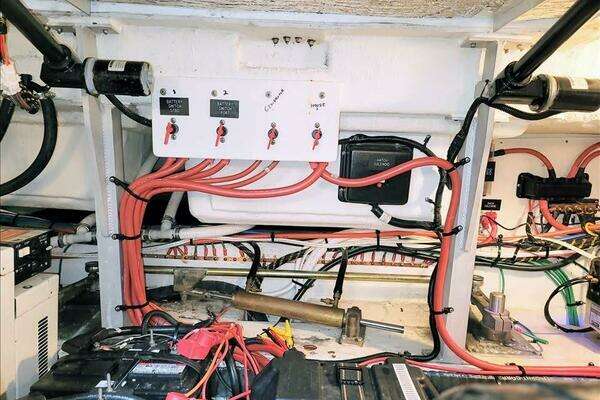 2000 Cruisers Yachts 36