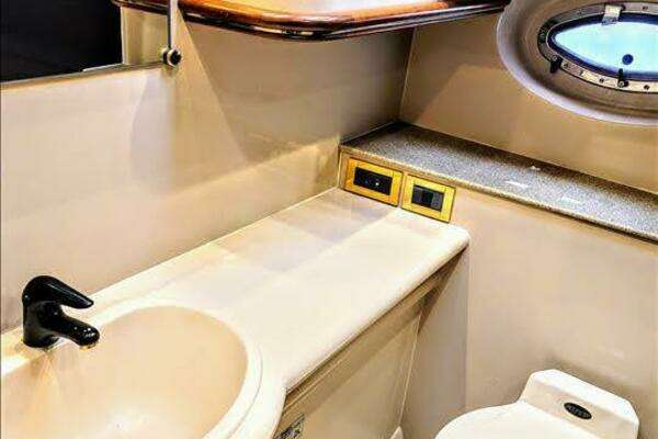 2000 Cruisers Yachts 36