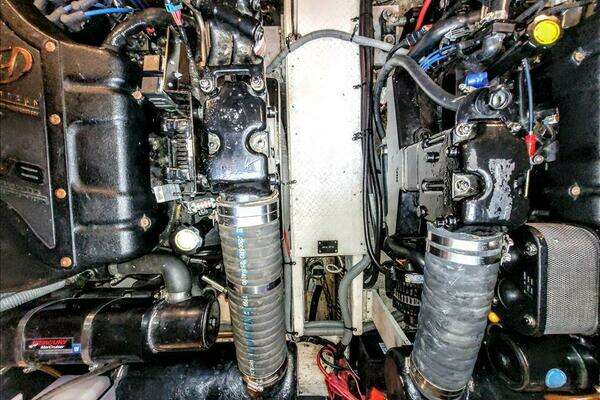 2000 Cruisers Yachts 36