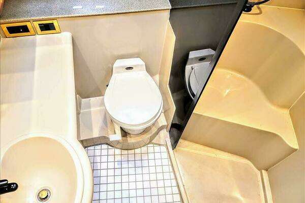 2000 Cruisers Yachts 36